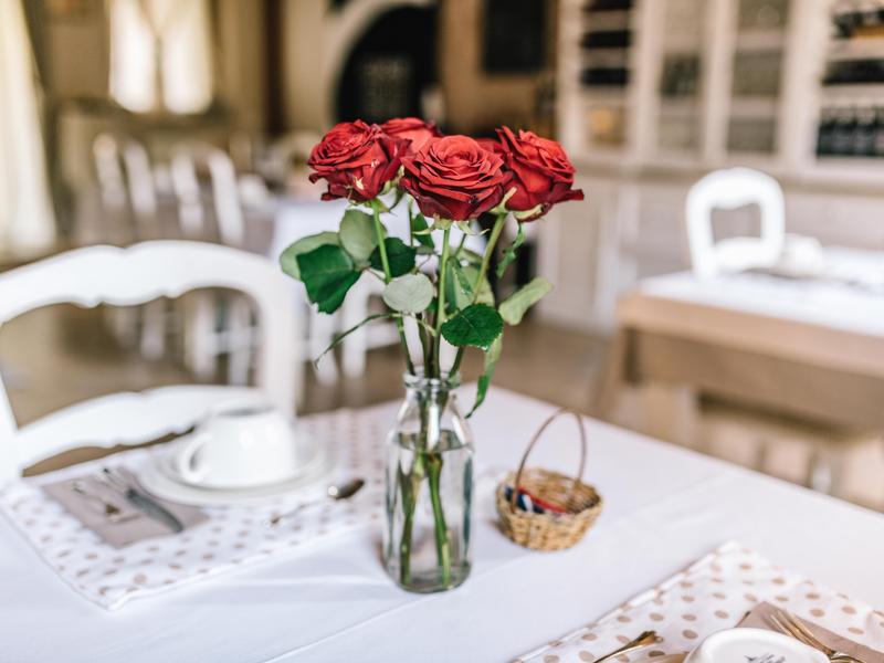 Tavola con rose preparata per la colazione
