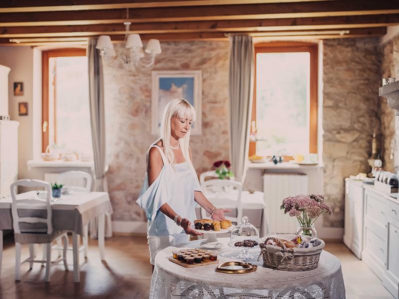Raffaella prepara la colazione nella sala de La Caminella