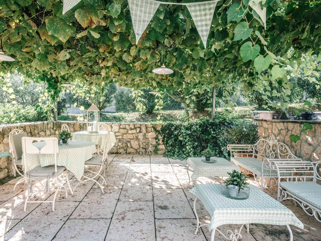 Tavoli all'ombra del pergolato in giardino
