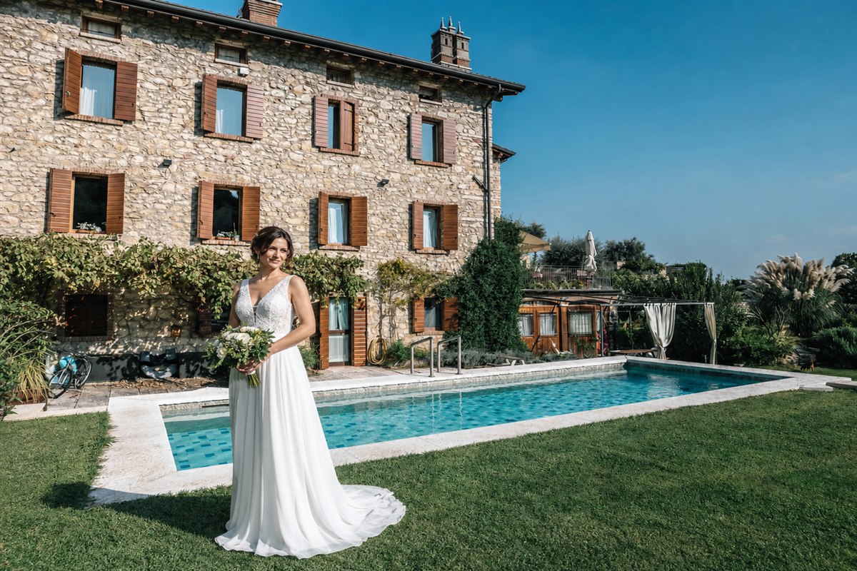Sposa con bouquet nel giardino de La Caminella